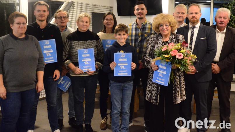 Der TC Postkeller Weiden um Vorsitzenden Heiko Hauer (Zweiter von rechts) ehrt bei seiner Jahreshauptversammlung langjährige Mitglieder. Bild: Kunz