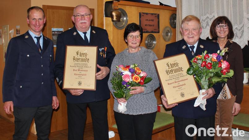 Die Feuerwehr Adlholz ehrt ihre früheren Vorsitzenden: (von links) Vorsitzender Florian Siegler, Ehrenmitglied Paul Winklmann mit Ehefrau Anneliese Winklmann, Ehrenmitglied Rupert Sachsenhauser und Dritte Bürgermeisterin Evi Höllerer. Bild: M. Rauscher/exb