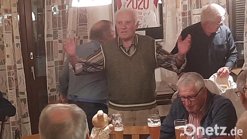 Auch im Ruhestand steht ein Vollblutmusiker immer im Dienste der Musen. So dirigiert Josef Sloot beim Fest zu seinem 85. Geburtstag auch das Ständchen der vielen Gratulanten. Bild: bjp