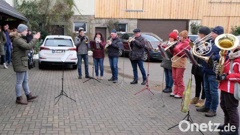Auch bei Wind und Wetter hält der Flosser Posaunenchor an der Tradition fest. Unter Leitung von Jonathan Bär und David Meierhöfer hatten die Bläserinnen und Bläser des Posaunenchores im Flosser Land mit Advents- und Weihnachtsliedern die Landebevölkerung erfreut. Bild: le