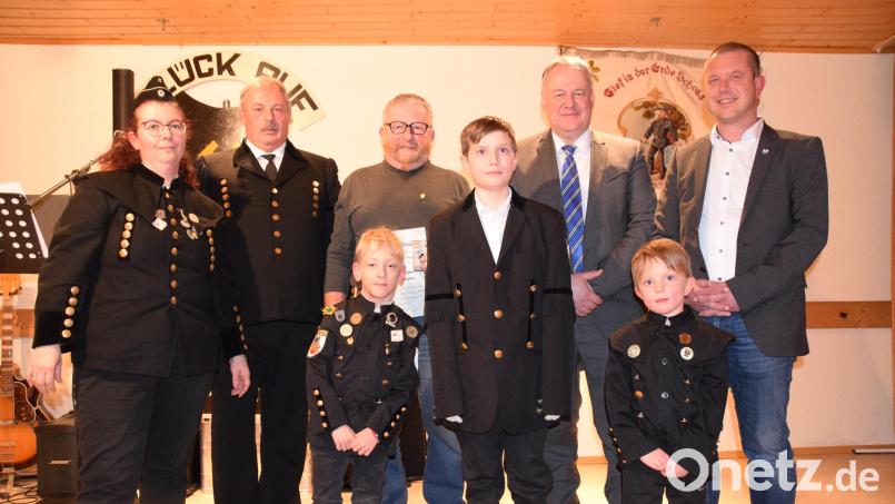 Im Namen des Bergknappenvereins Königstein ehren (von links) Birgit Stollner und Richard Luber den Jubilar Wolfgang Strobel; Landrat Richard Reisinger und Bürgermeister Jörk Kaduk gratulieren. Mit im Bild die jüngsten Mitglieder aus Pegnitz und Auerbach. Bild: wku