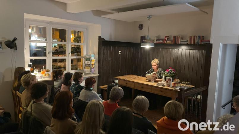 Eva Lohmann liest im Buchcafé aus ihrem neuen Buch &quot;Das leise Platzen unserer Träume&quot;. Bild: Karin Wilnauer/exb