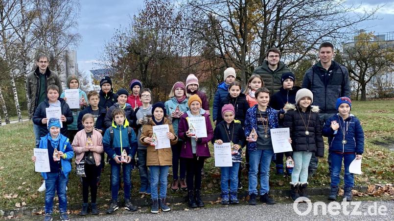 Das Bild zeigt die erfolgreichen Teilnehmer beim Lichtgewehr- und Blasrohrschießen mit den Gaujugendleitern Andreas Wilhelm, Marc Zenger und Stefan Gradl (hinten von links). Bild: Gaujugendleitung Nabburg/exb