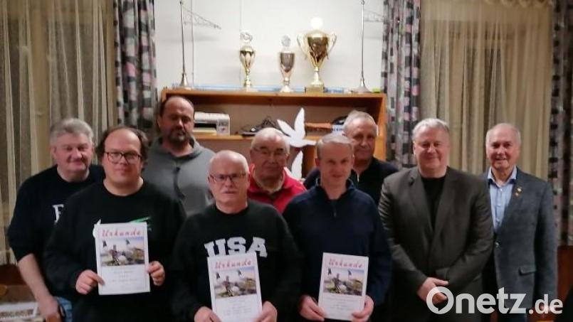 Die Stadt- und Einsatzstellenmeister des Jahres 2023: (von links) Wolfgang Burger, Martin Dotzler, Hans Pirner, Alfred Heinz, Werner Troidl, Georg Eichenseer jun., Ludwig Maul, Landrat Richard Reisinger, Walter Schlenk. Bild: sc