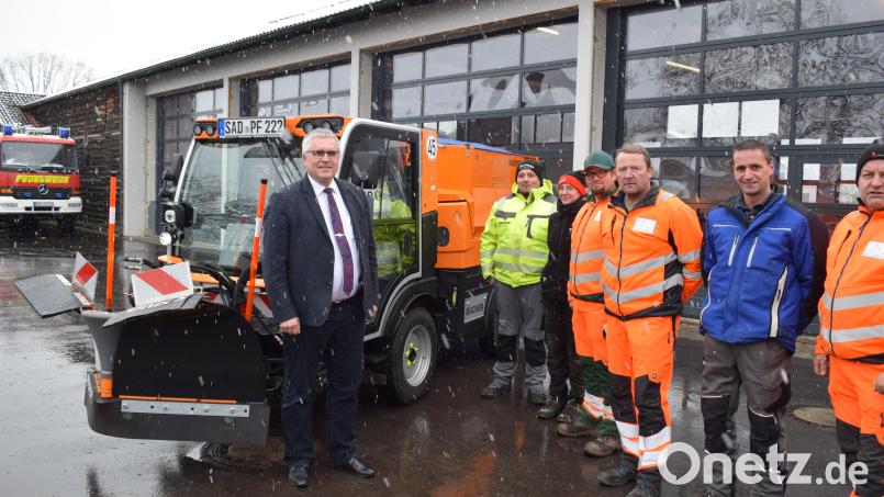 Bürgermeister Richard Tischler übergibt das neue Citycat V20 an den Bauhofleiter Uwe Groß (Dritter von rechts). Bild: bnr