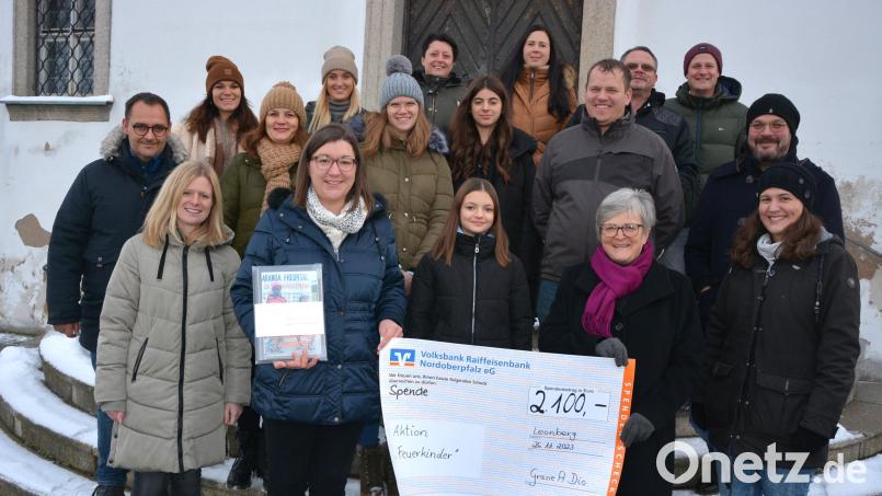 Eine Spende in Höhe von 2100 Euro für die Aktion Feuerkinder erhielt Dr. Annemarie Schraml (erste Reihe, Zweite von rechts) vom Chor „Grazie A Dio“ mit Leiterin Michaela Burger (erste Reihe, Zweite von links). Das Geld kam beim Benefizkonzert Anfang November zusammen. Bild: jr