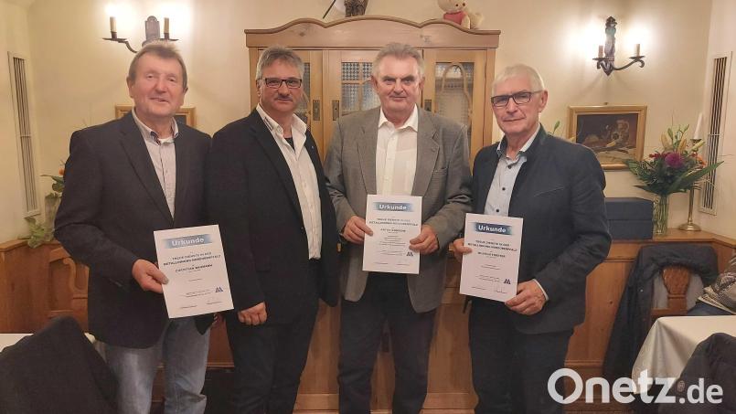 Innungsobermeister Dieter Hagn (Zweiter von links) verabschiedet die langjährigen Vorstandsmitglieder Christian Baumann (links), Wilhelm Forster und Anton Korsche (von rechts). Bild: Metall-Innung Nordoberpfalz/exb