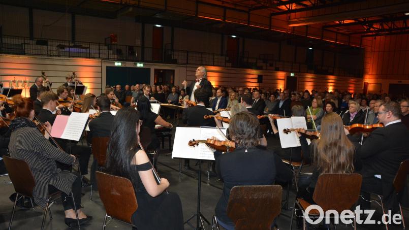 Die Smetana-Philharmoniker aus Prag gastieren am 14. Januar 2024 zum dritten Mal in Mitterteich. Das Foto entstand beim Neujahrskonzert 2023 in der Mehrzweckhalle. Archivbild: jr