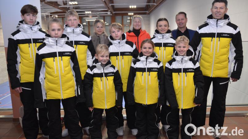 Das Renn-Team der Skiabteilung des Turnvereins Vohenstrauß präsentiert sich ab dieser Saison in einem neuen Outfit. Trainer Markus Baierl (rechts) freut sich mit den Kindern und Jugendlichen. Bild: dob