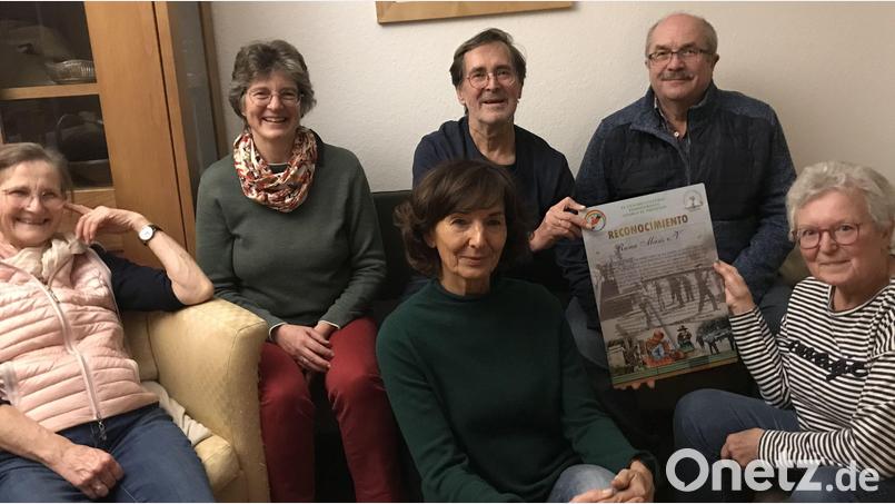 Dorothea Stanzel-Bauer (Beirätin), Eva Mayerhofer (Schatzmeisterin), Andrea Platzer (Beirätin), Hans Bauer (Vorsitzender), Josef Hirsch (Beirat) freuen sich über die von Marianne Moosburger (stellvertretende Vorsitzende) mitgebrachte Danke-Urkunde. Bild: mma