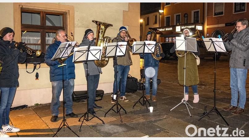 Es ist schon Tradition, dass die „Herzensblecher“ unter Leitung von Gerhard Böller (Zweiter von links) die Eröffnung des Lebendigen Adventskalenders mit weihnachtlichen Weisen musikalisch umrahmen, so auch dieses Jahr. Archivbild: u