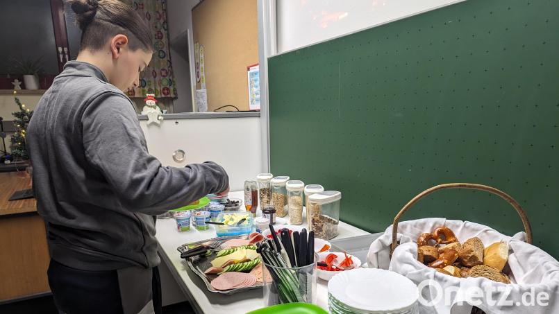 Das reichhaltige Frühstücksbuffet ist bei den Schülern beliebt. Bild: wrl
