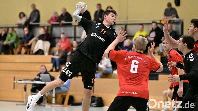 Wuchtiger Angriff von Julian Schaller (links, hier in einem früheren Spiel). Die HG Amberg gewann ihr Auswärtsspiel beim TB Roding. Archivbild: Hubert Ziegler