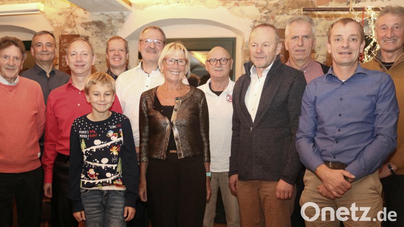 Bei der Trimm-Dich-Gruppe werden Sportabzeichen verliehen und langjährige Mitglieder ausgezeichnet. Das Bild zeigt (von links): Konrad Mauderer, Alois Gsödl, Andreas Matzke, Willi Schießl, Matthias Kiener, Helmut Lindner Sabine Wirth, Norman Bauer, Heribert Schießl, Hans Hauser, Max Wiederer und Alfons Ederer. Bild: ´Trimm-Dich-Gruppe/exb