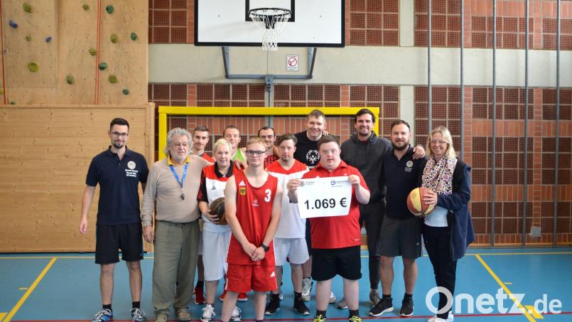 Das Basketball-Team der Lebenshilfe freute sich über die Spende von Round Table 69 Amberg. Den Scheck nahmen Coach Engelbert Ludwig Weidel (Zweiter von links), die erste Mannschaft und Verwaltungsleiterin Michaela Winklmeier (rechts) von Manoel Schmidt (links) sowie Michael Thiel und Daniel Seidel (Dritter und Zweiter von rechts) entgegen. Bild: Michaela Winklmeier/exb