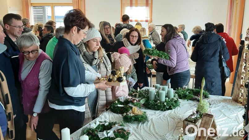 Im Luher Pfarrheim geht es beim Adventsbasar des Katholischen Frauenbundes eng zu. Viele Besucher sind gekommen, um sich die Dekorationen für die Adventszeit anzusehen. Bild: rgl