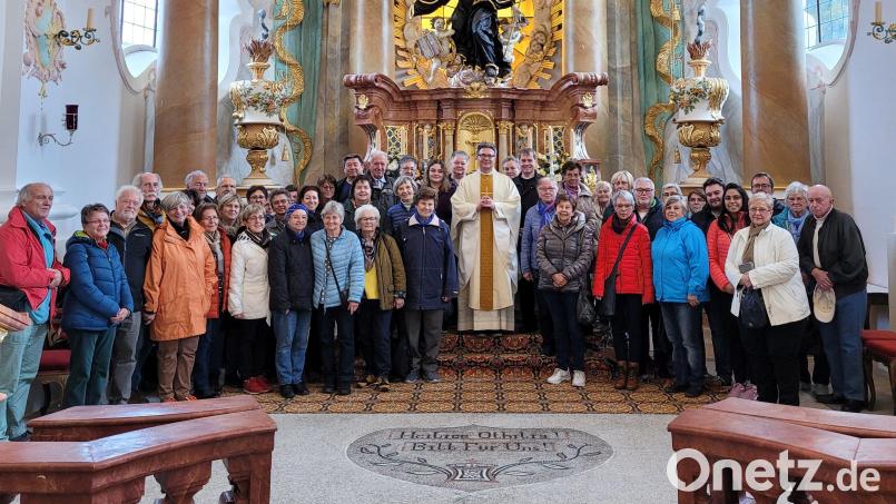 Das Foto zeigt die Teilnehmer mit Pfarrer Michael Jakob in der Wallfahrtskirche Hellring-St. Ottilia. Bild: Pfarrei St. Konrad/exb