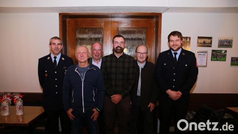 Die Gemeinde Kümmersbruck ehrt verdiente Führungskräfte der Feuerwehr Theuern (von links): Zweiter Kommandant Matthias Wiendl, Richard Schwarz, Bürgermeister Roland Strehl, Markus Götz, Dritter Bürgermeister Hubert Blödt und Zweiter Vorsitzender Sebastian Schieder. Bild: egl