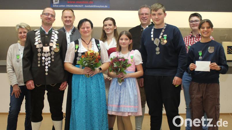 Die neuen Würdenträger der Burgschützen Ebermannsdorf (hinten , von links): Zweites Burgfräulein Johanna Schill, Erster Ritter und Bürgermeister Erich Meidinger, Erstes Burgfräulein Nathalie Kryschak, Zweiter Ritter Thomas Kryschak und Zweiter Jugendritter Lukas Weigert; vorn (von links): König Mathias Scheeler, Liesl Ruth Kryschak, Jugendliesl Johanna Müller, Jugendkönig Felix Scheeler und Erster Jugendritter Leo Auer. Bild: wec
