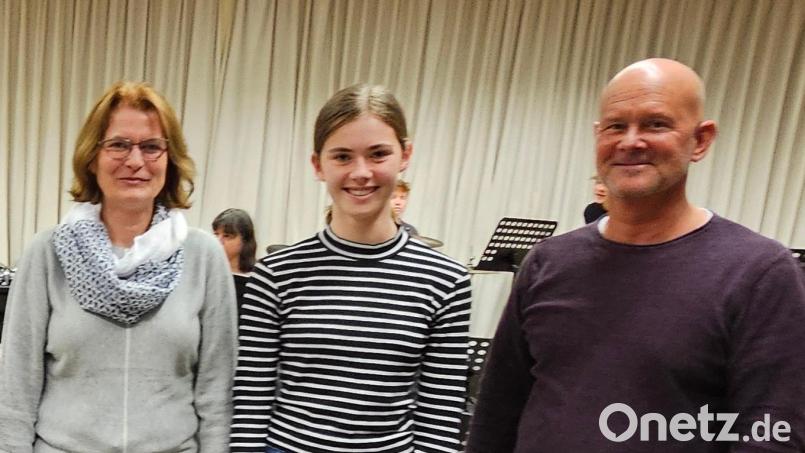 Fördervereinsvorsitzende Alexandra Ottmann (links) gratulierte der neuen Jugendvertreterin Lena Eckl zusammen mit Stadtkapellmeister Stefan Frank. Bild: Förderverein Bergknappenkapelle