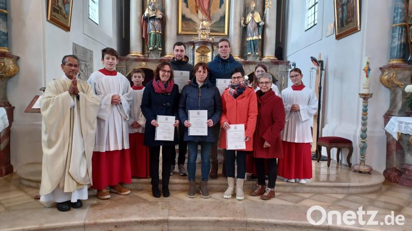 Fünf neue Gesichter unterstützen in Zukunft das liturgische Team der katholischen Pfarrei St. Pankratius Parkstein. Bild: exb/Johanna Hauer