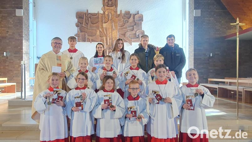 Bei einem Gottesdienst wurden die zehn neuen Ministranten der Pfarrei St. Albertus Magnus vorgestellt. Bild: Susanne Ettl/exb