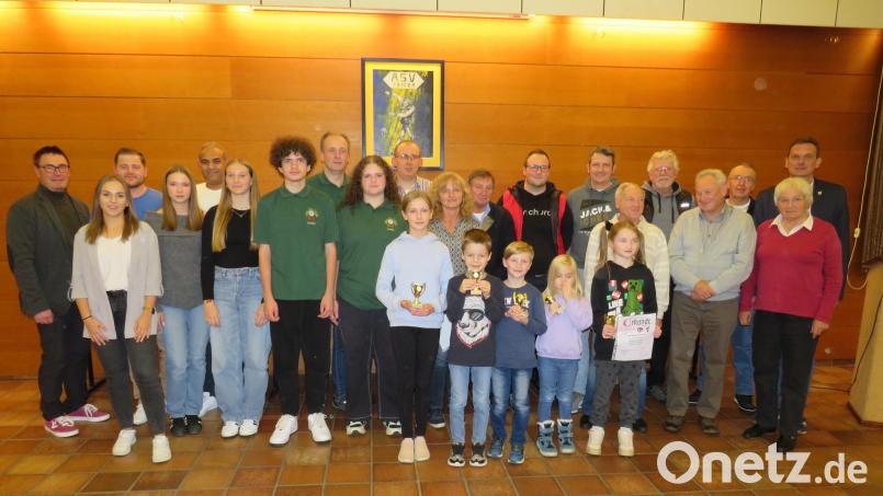 Mit Urkunden und kleinen Pokalen wurden die Stadtmeister und Klassenbesten von Wolfgang Schwarz (links) für ihre Leistungen belohnt. Bild: adj