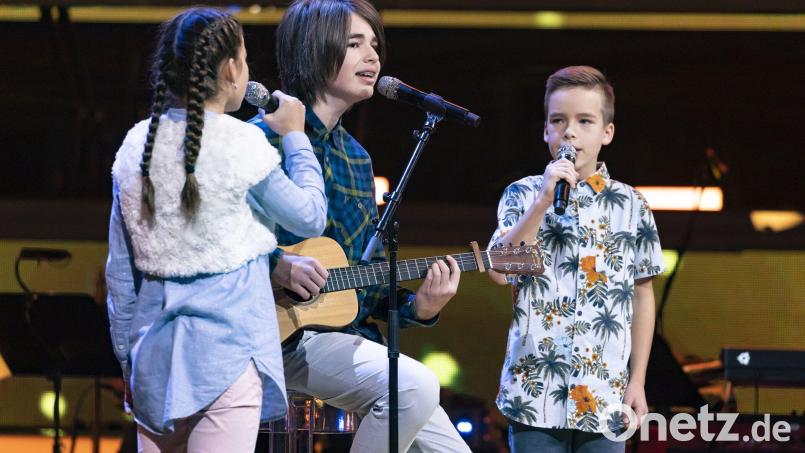 Veronika, Moritz und Xaver (von links) stehen am Ostersamstag bei The Voice Kids auf der Bühne. Die Aufzeichnung beginnt um 20.15 Uhr auf Sat.1. Bild: Sat.1/Richard Hübner