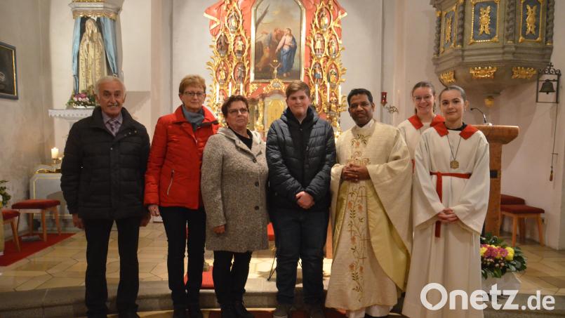 Verabschiedungen gab es beim Gottesdienst in Saltendorf. Das Bild zeigt (von links) Kirchenpfleger Jakob Mutzbauer, Marianne Hermann-Ruidisch, Gertraud Schwarz, Michael Maunz, Stadtpfarrer Pater Georg, Anna Schmidt und Emilie Bauer. Bild: Ulrike Wagner/exb
