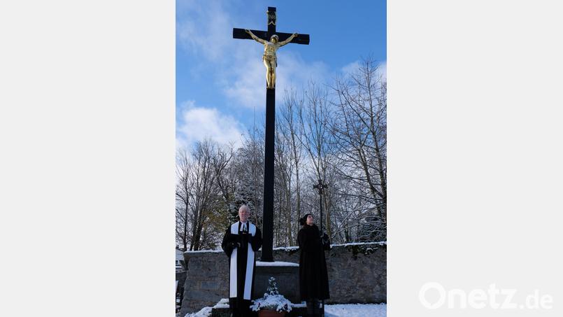 Am Ewigkeitssonntag gehört neben dem Gottesdienst der Friedhofgang zum Besuch der Gräber für die Verstorbenen im letzten Kirchenjahr. Am großen Friedhofskreuz in Floß betet Pfarrer Wilfried Römischer für die Verstorbenen. Der Posaunenchor unter Leitung von Tanja Riedel übernahm die musikalische Gestaltung. Bild: le
