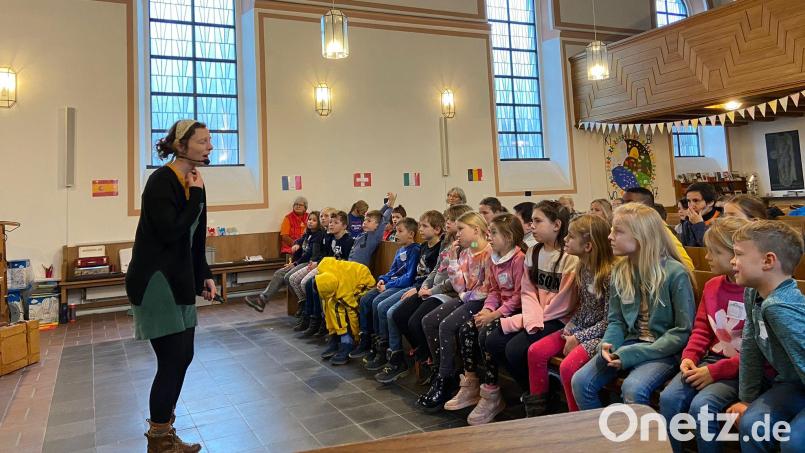 35 Mädchen und Buben erlebten einen Kinderbibeltag der besonderen Art in der Erlöserkirche in Tirschenreuth. Bild: Evangelisches Pfarramt Tirschenreuth/exb