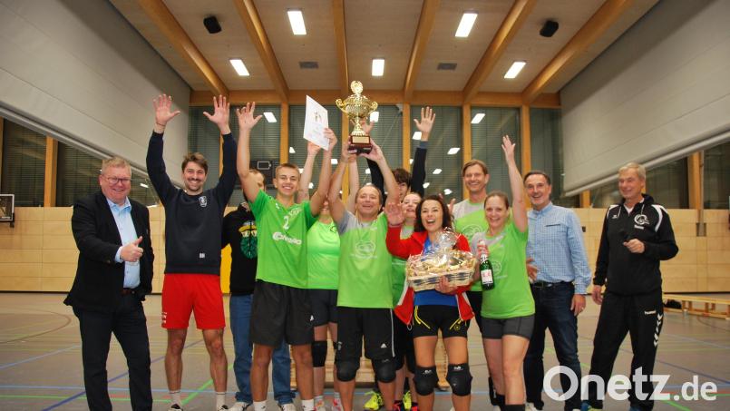 Die neuen Stadtmeister, das Team „WerKoDJKo“ stemmen den von Oberbürgermeister Michael Cerny (links) gestifteten Wanderpokal hoch. Rechts VC-Abteilungsleiter Thomas Groha und Wolfgang Meier, Vorsitzender des Stadtverbands für Sport. Bild: gsp
