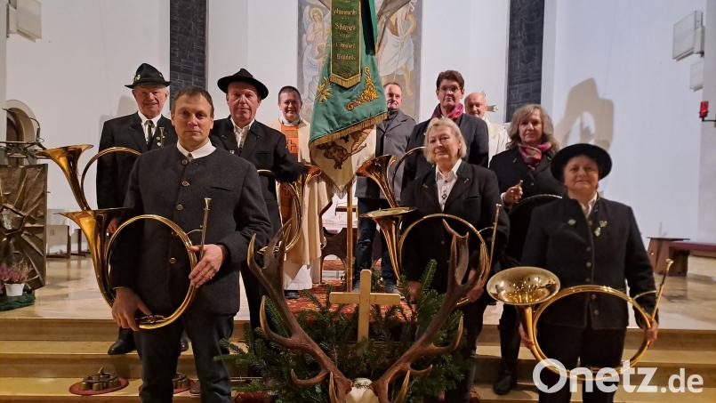 Wunderbare Klänge bot die Parforcehorn-Bläsergruppe Hohes Fichtelgebirge unter der Leitung von Hornmeisterin Christa Kellner (vorne, rechts). Bild: gis/exb