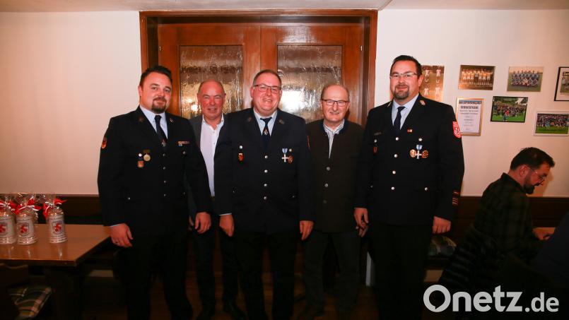 Vorsitzender Christopher Richter, (von links), Bürgermeister Roland Strehl, Markus Schöner, Dritter Bürgermeister Hubert Blödt und Kommandant Alwin Holzner. Bild: egl