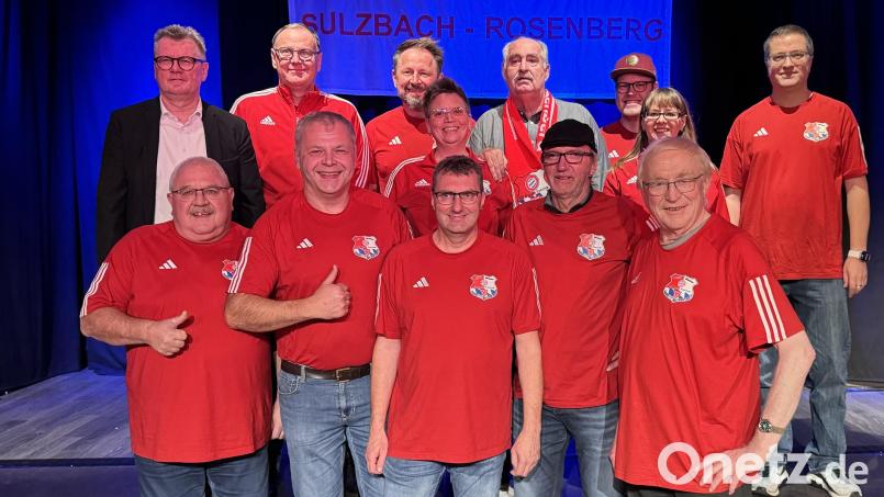 Nach den Neuwahlen beim FC-Bayern-Fanclub: (hinten, von links) Bürgermeister Michael Göth, Manfred Seitz, Oliver Schirm, Reinhard Brehm, Maximilian Schinhammer, Benjamin Schinhammer, (mittlere Reihe) Anita Windl, Andrea Luber, (vorne) Manfred Zahn, Gerd Windl, Gerhard Pickel, Hans-Jürgen Seebauer und Günther Wedel. Bild: FC-Bayern-Fanclub Sulzbach-Rosenberg/exb