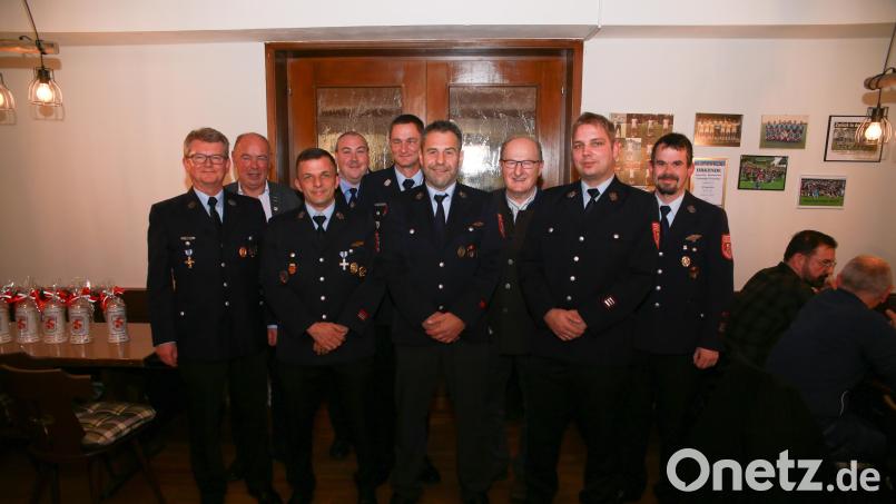Die Gemeinde Kümmersbruck ehrt Funktionäre der Feuerwehr Haselmühl (von links): Wolfgang Scharl, Bürgermeister Roland Strehl, Matthias Thau, Christian Fellner, Vorsitzender Florian Könner, Michael Weber, Dritter Bürgermeister Hubert Blödt, Rudi Schüller und Kommandant Michael Reindl. Bild: egl
