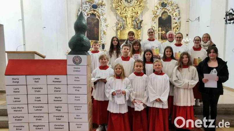 Pfarrer Erwin Bauer begrüßt mit Kirchenrätin Nicola Hummer und Pfarrgemeinderätin Manuela Klug die neuen Ministranten mit den Mini-T-Shirts und dankte den Oberminis mit Geschenken. Bild: gz