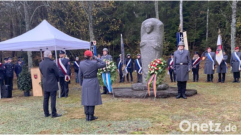 Frau Hauptmann Katrin Niederdräing und Bürgermeister Thomas Meiler bei der Kranzniederlegung am Volkstrauertag Bild: cro