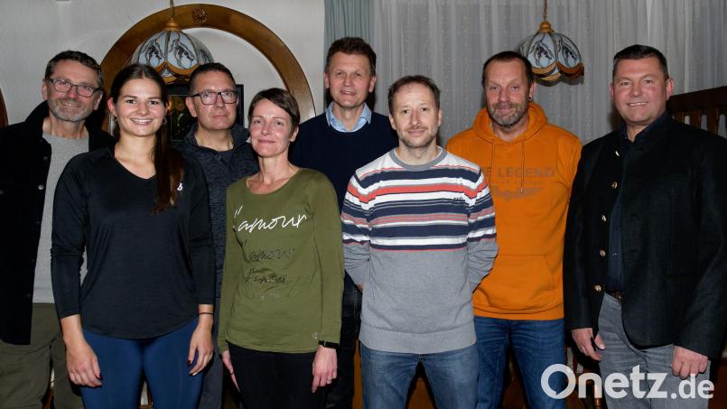 Die neue Vorstandschaft des Tennisclubs Pleystein mit Kassier Bernhard Voit, Schriftführerin Julia Beugler, zweiter Vorsitzender Peter Pregel, Kindertrainerin Nicole Pregel, Vorsitzender Bernd Piehler, Beisitzer Thomas Enslein, Kassenrprüfer Wolfgang Gallitzendörfer und Bürgermeister Rainer Rewitzer. Bild: bey