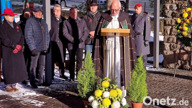 Totengedenken mit dem Kartell Weiden West am Mahnmal vor der Maria Waldrastkirche mit Prälat Johann Neumüller und den Delegierten der angeschlossenen Vereine im Kartell. Bild: R. Kreuzer