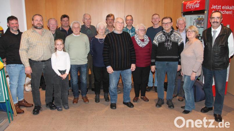 OWV-Vorsitzender Detlef König (rechts) dankt den langjährigen Mitgliedern. Bild: pi