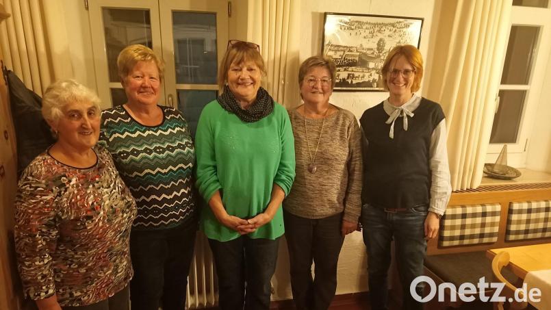 Der wiedergewählte Vorstand des Liederkranzes Hirschbach und Umgebung (von links): Schriftführerin Renate Haller, Zweite Vorständin Katharina Stühler, Vorständin Christine Ludwig, Kassiererin Karin Müller und Chorleiterin Regina Rösch. Bild: lei