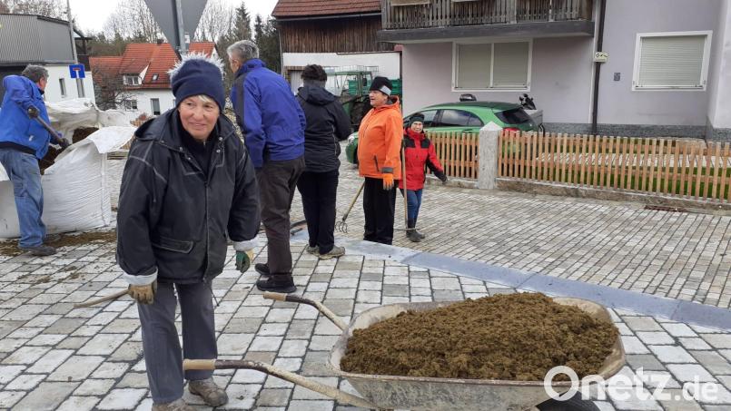 Rege Betriebsamkeit herrscht beim Arbeitseinsatz auf dem Dorfplatz in Kürmreuth. Bild: wku