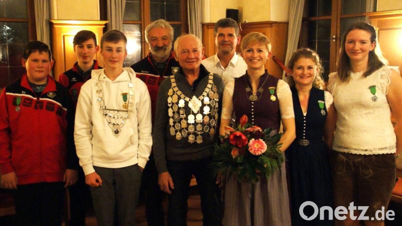 Die neuen Würdenträger der Schützengesellschaft Neumühle (von links) die Jugendritter Nils und Timo Schlauch, Jugendkönig Jakob Weigl, Ritter Manfred Lehner, Schützenkönig Rudi Neumann, Ritter Peter Hecht, Schützenliesel Nina Kasowski und die Zofen Lena Rosenblatt und Susanne Bauer. Bild: dop