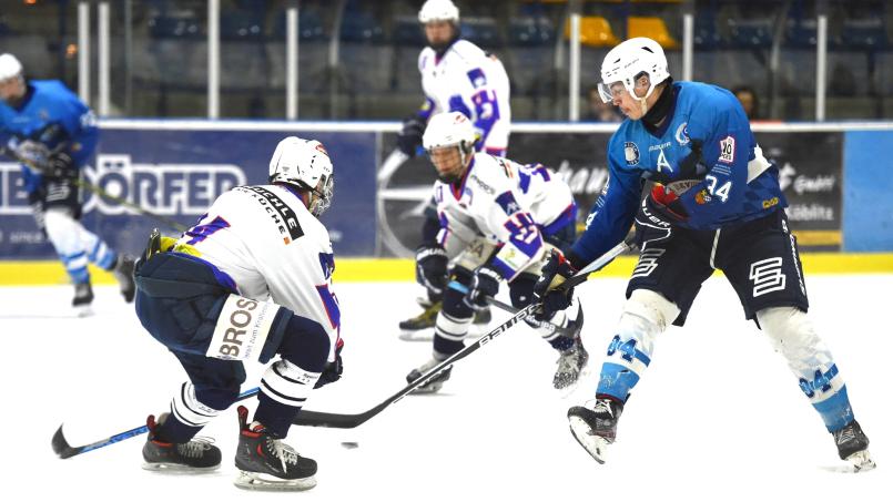 Für die Young Blue Devils (blaue Trikots) gab es in Grafing jeweils einen Sieg und eine Niederlage. Das Bild stammt aus einem Heimspiel gegen den EV Ravensburg. Archivbild: G. Büttner