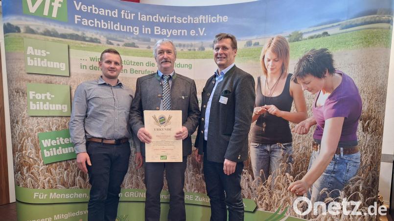 Albert Gollwitzer (Mitte) freut sich über das Goldene Verbandsabzeichen, das ihm VLF-Geschäftsführer Reinhold Witt (rechts) überreicht. Auch Weidens VLF-Vorsitzender Josef Marzi gratuliert. Bild: Reinhold Witt/exb