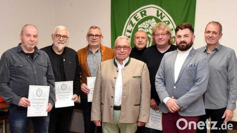 Bürgermeister Sebastian Dippold und OWV-Vorsitzender Rudolf Bäumler ehren langjährige Mitglieder für ihre Treue zum Verein. Bild: bgm