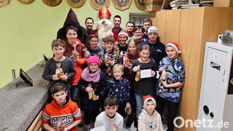 Der Nikolaus übernimmt die Preisverleihung beim Nikolausschießen der Eichelbach-Schützen Weihern-Stein. Dabei geht kein Jugendschütze leer aus. Bild: Schlosser/exb