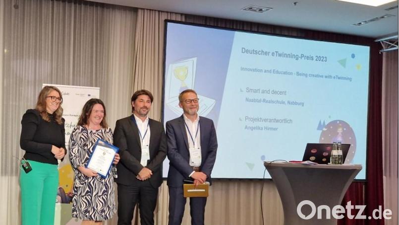 Angelika Hirmer (Zweite von links) und Christian Reisinger (Zweiter von rechts) nehmen für die Naabtal-Realschule Nabburg den eTwinning-Spezialpreis für Innovation und Bildung in Berlin entgegen. Bild: PAD Gloger/exb
