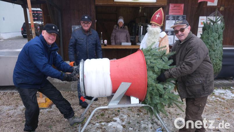 Gustl Walleter (links/Vorsitzender des Hilfswerks), Organisator Johann Frank und Schatzmeister Hans Fürnkäs (rechts) hatten alle Hände voll zu tun. Club-Nikolaus Fritz Kammerer verteilte Süßigkeiten an die Kinder. Bild: usc